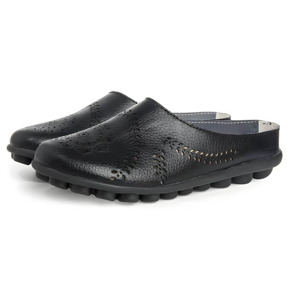 Schwarze orthopädische Damen Slipper FlexWander mit Fußgewölbestütze auf weißem Hintergrund
