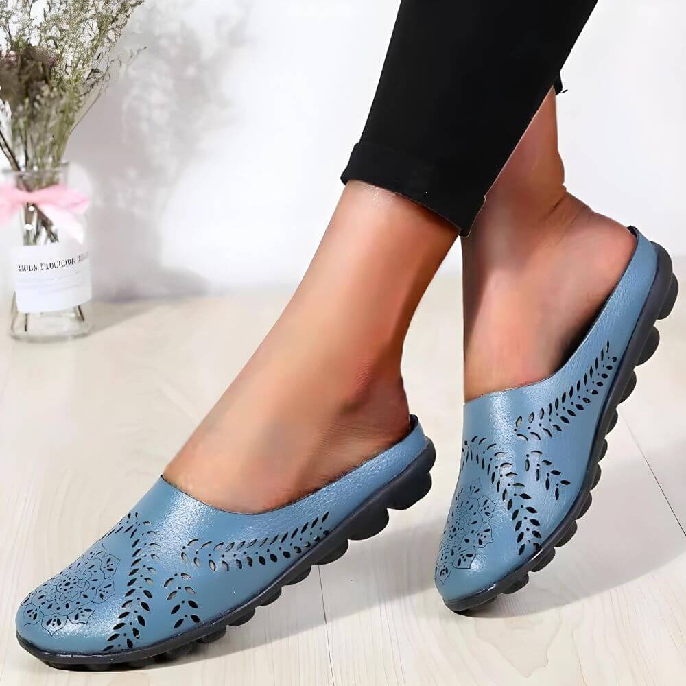 Modische blaue Damen Slipper gegen Fuß- und Rückenschmerzen