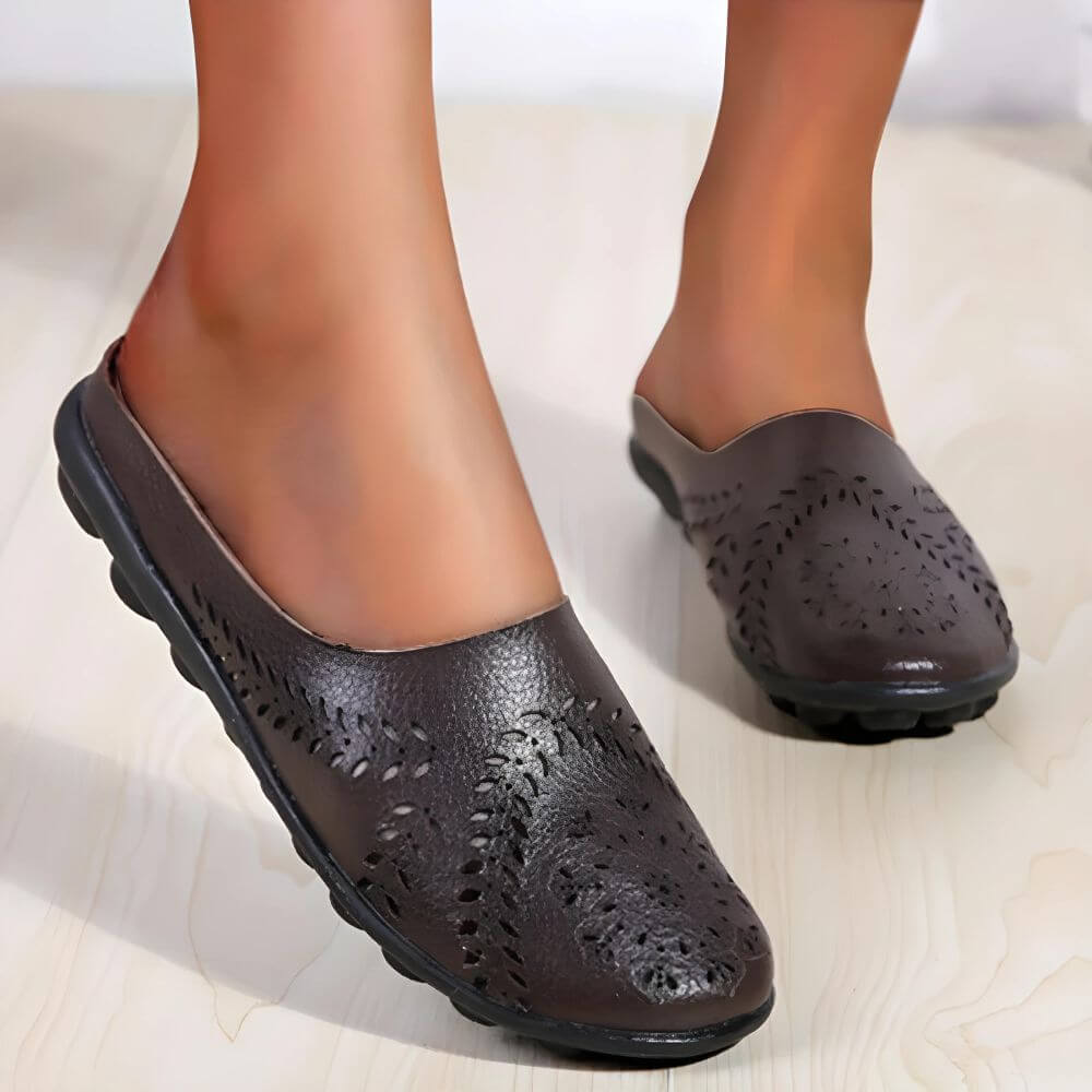 Bequeme Damen-Slipper in Braun mit anatomischer Fußstütze