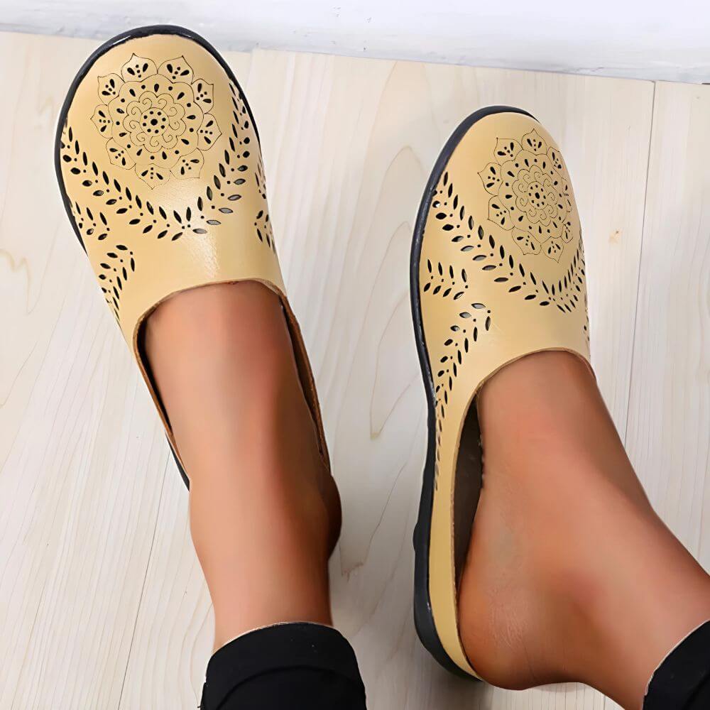 Gelbe Slipper mit ergonomischem Design gegen Fußschmerzen