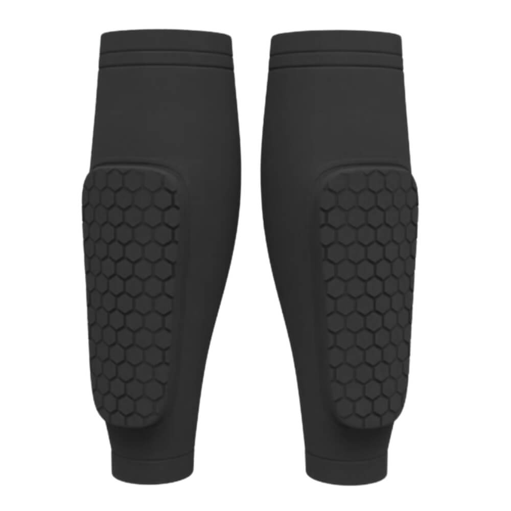 Schwarze GlideGuard Schienbeinschoner vor winterlicher Berglandschaft – ideal für Skifahren und Outdoor-Sport.