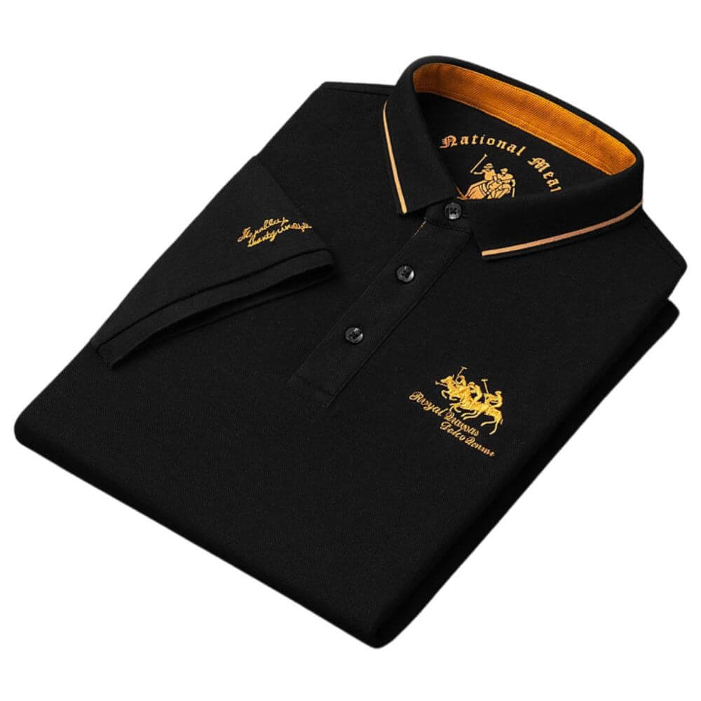 Ein elegantes schwarzes Marino Poloshirt aus weichem, atmungsaktivem Stoff, das einen bequemen Sitz und zeitlosen Stil für sowohl lässige als auch halb-formelle Anlässe bietet.