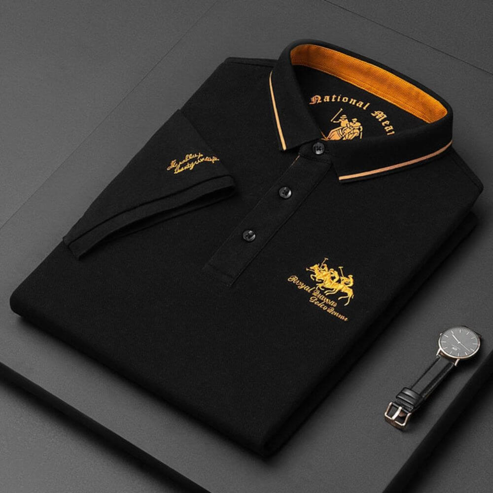 Ein elegantes schwarzes Marino Poloshirt aus weichem, atmungsaktivem Stoff, das einen bequemen Sitz und zeitlosen Stil für sowohl lässige als auch halb-formelle Anlässe bietet.