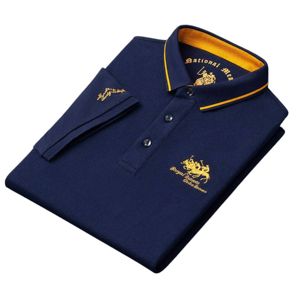 Ein stilvolles blaues Marino Poloshirt aus hochwertigem Stoff, das eine bequeme Passform und ein klassisches, vielseitiges Design bietet, ideal für legere oder semi-formelle Anlässe.