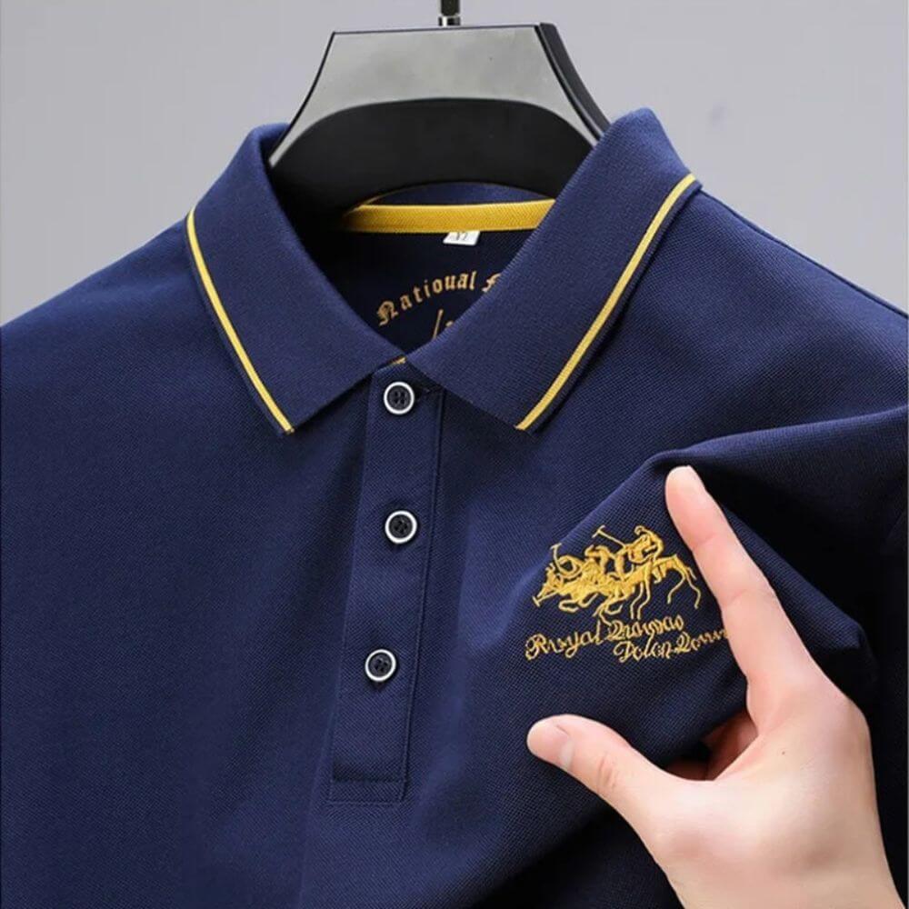 Ein elegantes blaues Poloshirt von Marino, gefertigt aus hochwertigem Material, das sich durch eine komfortable Passform und ein zeitloses Design auszeichnet, perfekt für Freizeit- oder halbformelle Events.