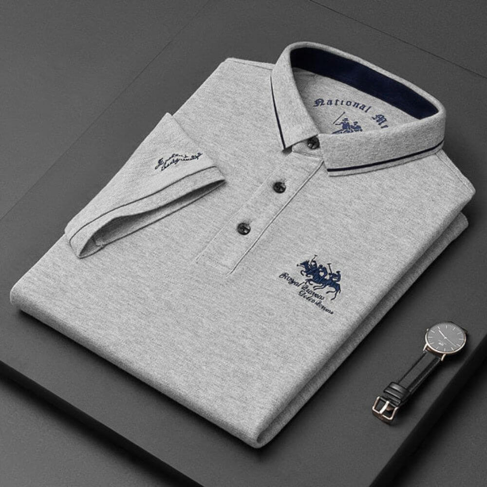 Ein stilvolles graues Marino Poloshirt mit klassischem Design, das eine bequeme Passform, weichen Stoff und einen zeitlosen Look bietet, der sowohl für lässige als auch halb-formelle Anlässe geeignet ist.*