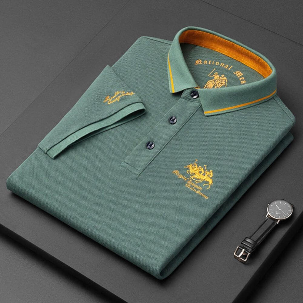 Ein stilvolles grünes Marino Poloshirt mit klassischem Design, das eine bequeme Passform und hochwertiges Material bietet – ideal für legere oder semi-legere Anlässe.