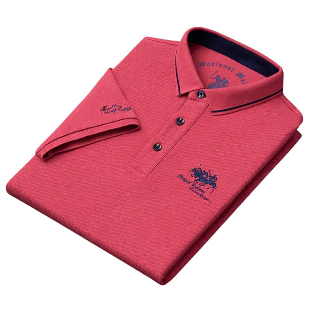 Ein stylisches rotes Marino Poloshirt mit klassischem Design, hergestellt aus weichem, atmungsaktivem Stoff für den ganzen Tag Komfort und eine perfekte Passform.
