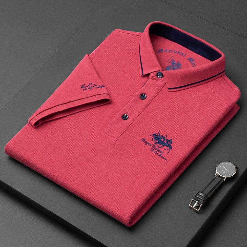 Ein stylisches rotes Marino Poloshirt mit klassischem Design, hergestellt aus weichem, atmungsaktivem Stoff für den ganzen Tag Komfort und eine perfekte Passform.