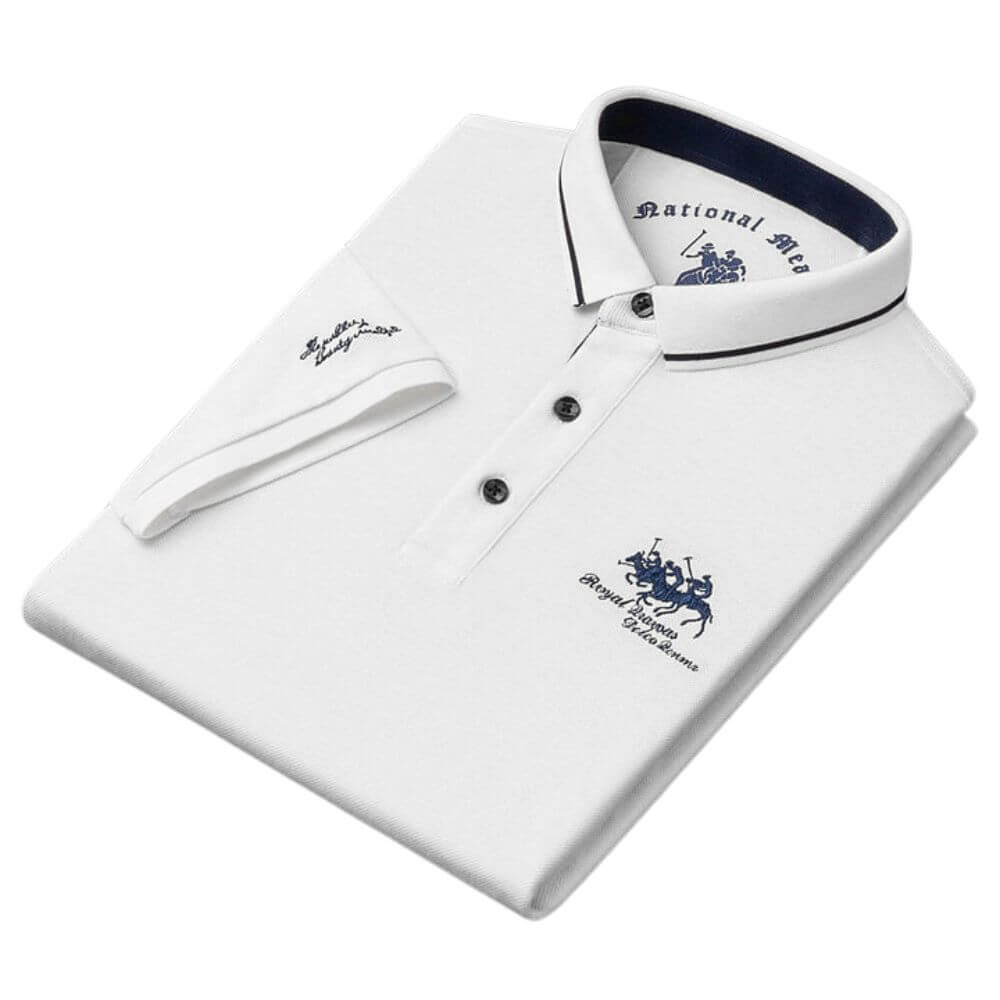 Ein klassisches weißes Marino Poloshirt mit bequemer Passform, weichem Stoff und schickem Design, ideal für Freizeitkleidung oder einen eleganten Alltagslook.