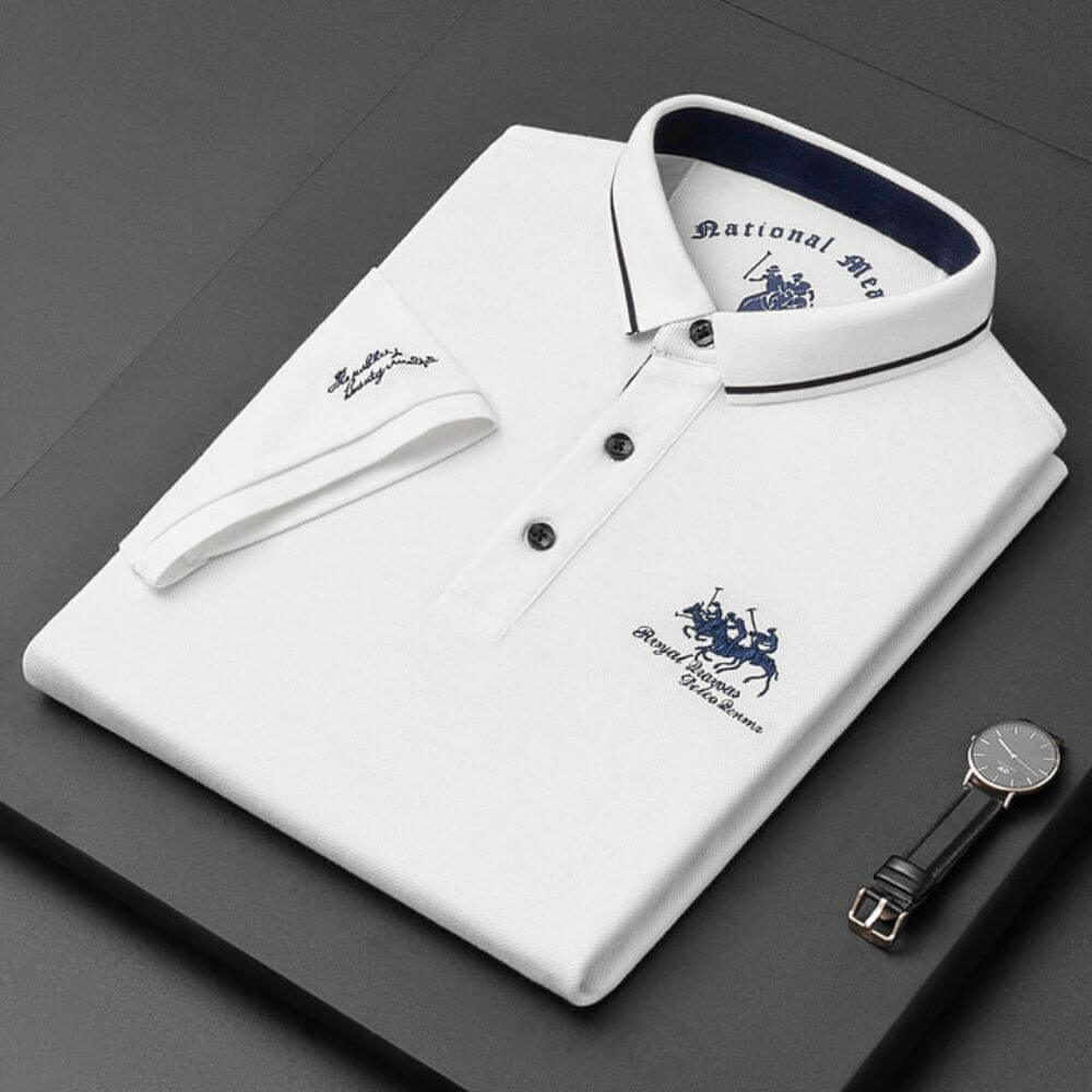 Ein klassisches weißes Marino Poloshirt mit bequemer Passform, weichem Stoff und schickem Design, ideal für Freizeitkleidung oder einen eleganten Alltagslook.