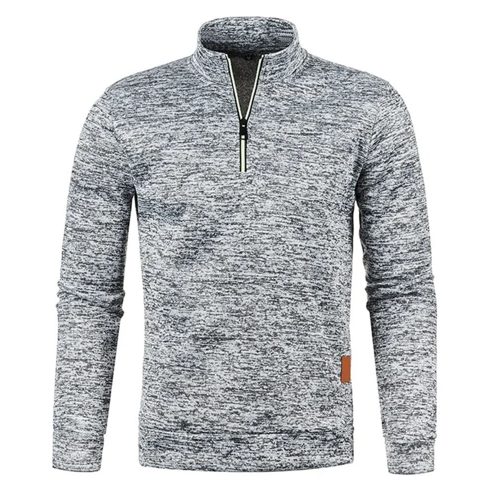 Herrenpullover in Naturton – kombiniert mit Chinos für smarten Look