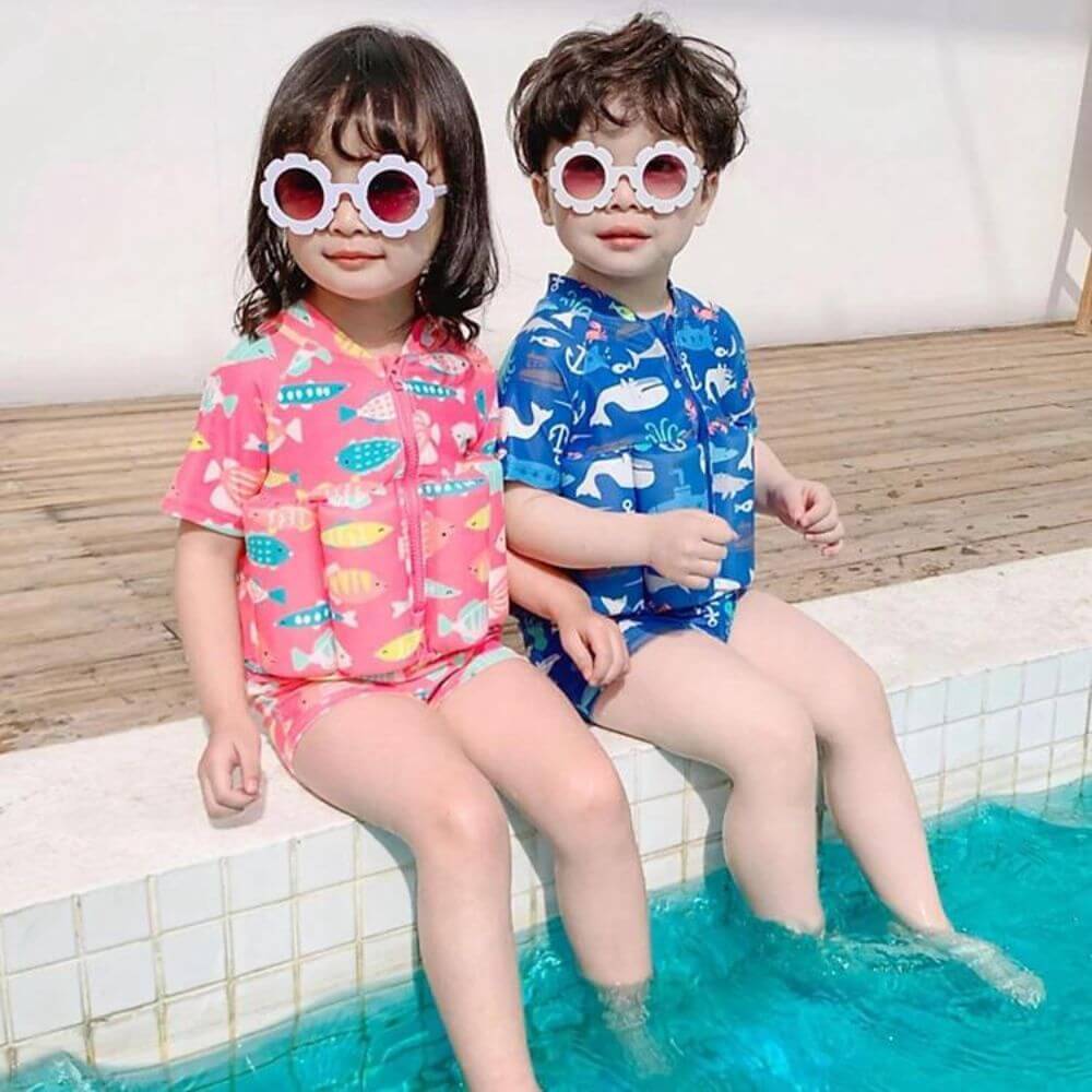 SunnySplash Schwimmanzug für Mädchen – Pink mit Fisch-Muster & integriertem Auftrieb.
