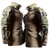 Tarnfarbenes Combat-Shirt mit verstärkten Ärmeln und taktischen Taschen – optimal für Airsoft, Militärtraining und Outdoor-Sport.