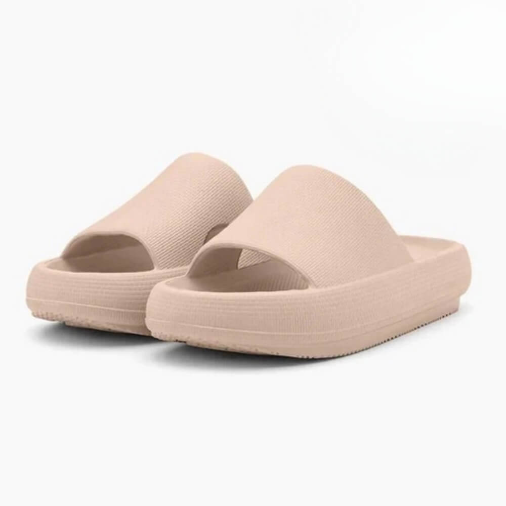 eigefarbene ultraweiche CloudSteps Slipper – ergonomische Hausschuhe für ganztägiges Tragen.