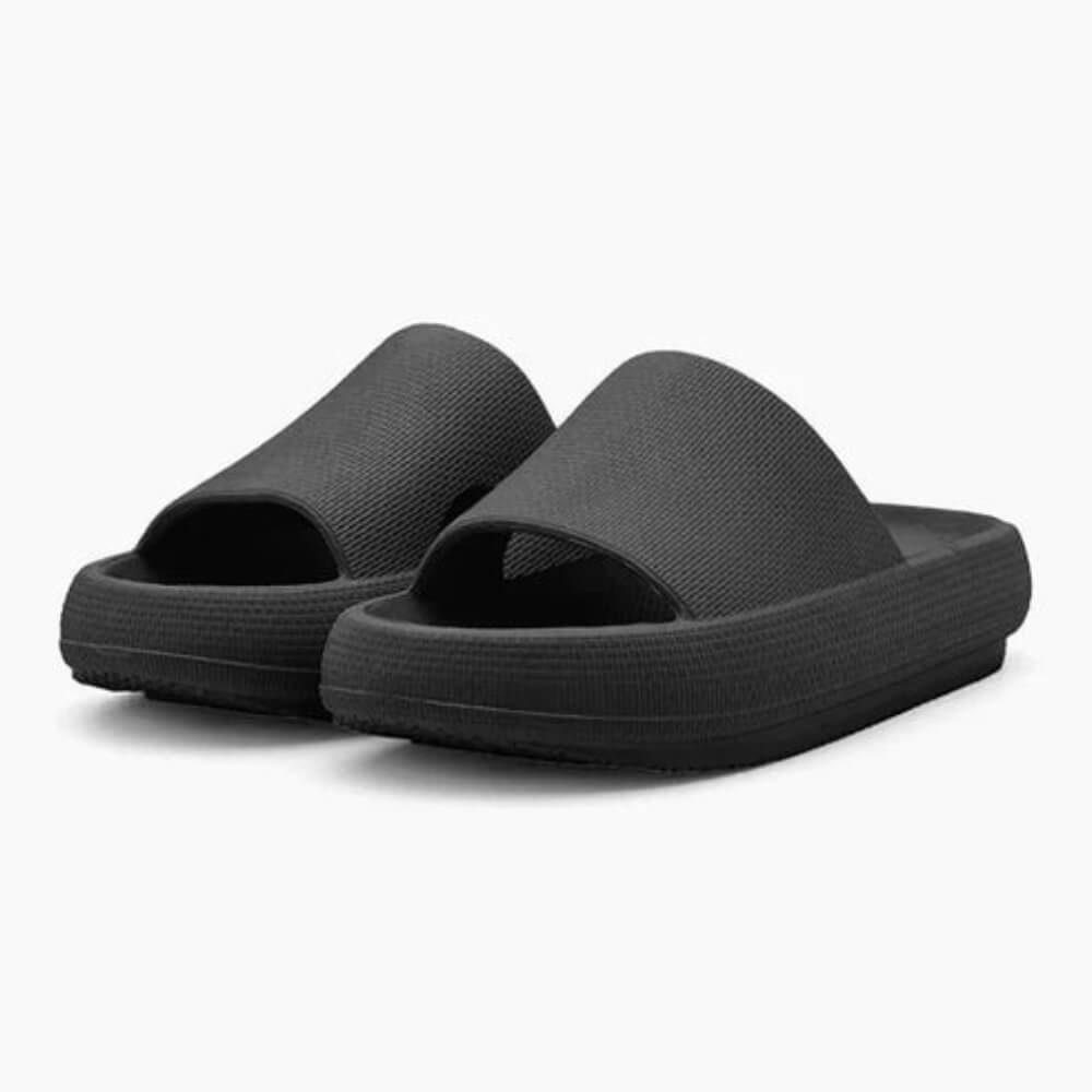 Schwarze CloudSteps Slipper mit dicker Sohle – bequeme, rutschfeste Hausschuhe für Zuhause und Freizeit.
