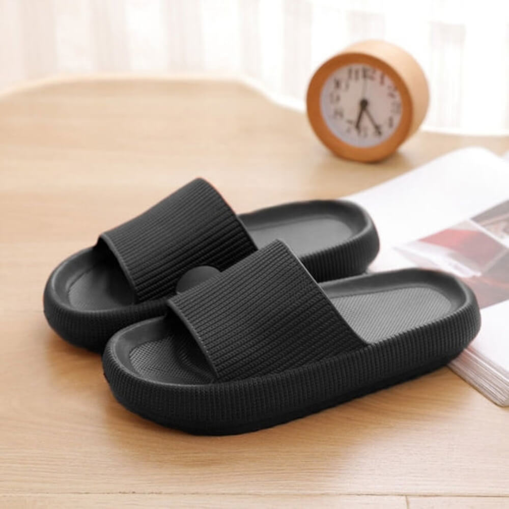  Schwarze Slipper mit breitem Riemen – CloudSteps Design mit orthopädischer Unterstützung.