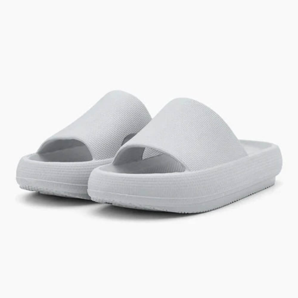 Graue CloudSteps Hausschuhe – federleichte Slipper mit weicher Sohle und Anti-Rutsch-Profil.