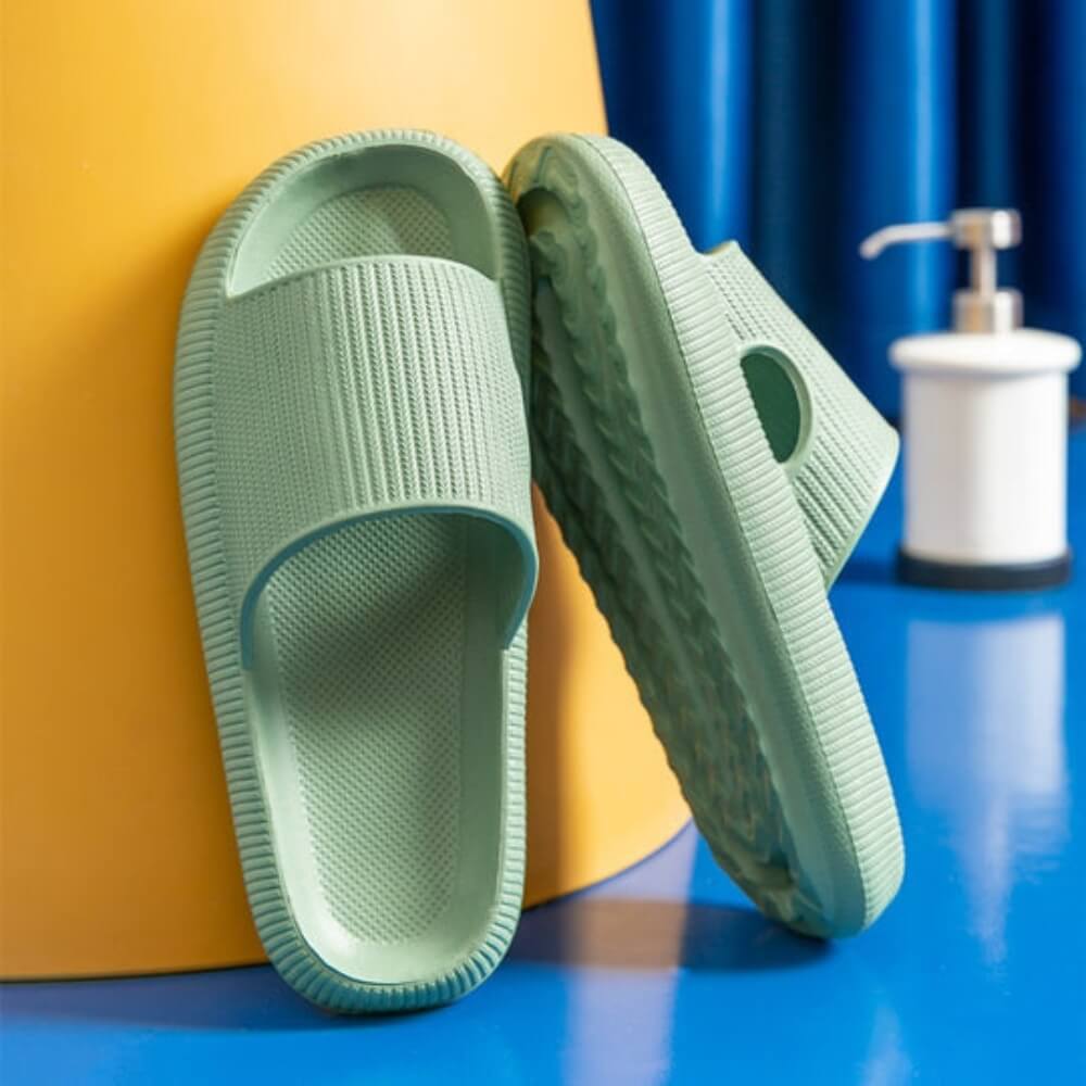 Mintgrüne CloudSteps Hausschuhe mit rutschfester Sohle – bequem und ideal fürs Badezimmer.