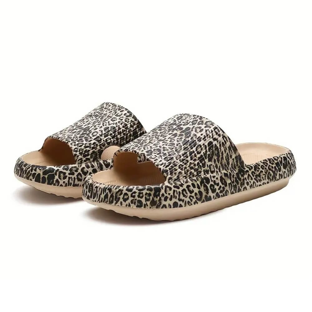 CloudSteps Hausschuhe mit Leopardenmuster – modisch, bequem und mit ergonomischer Sohle.