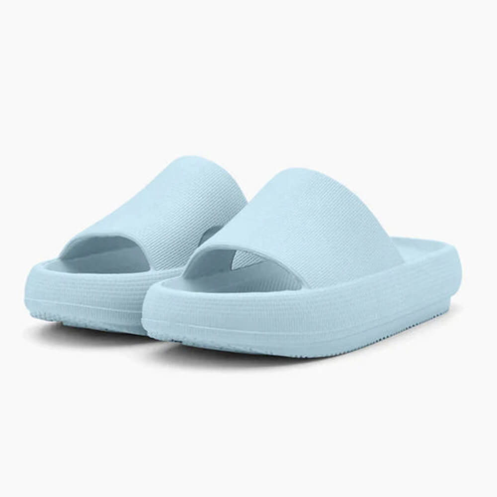 Hellblaue CloudSteps Slipper – federleichte, orthopädische Hausschuhe für Damen & Herren.