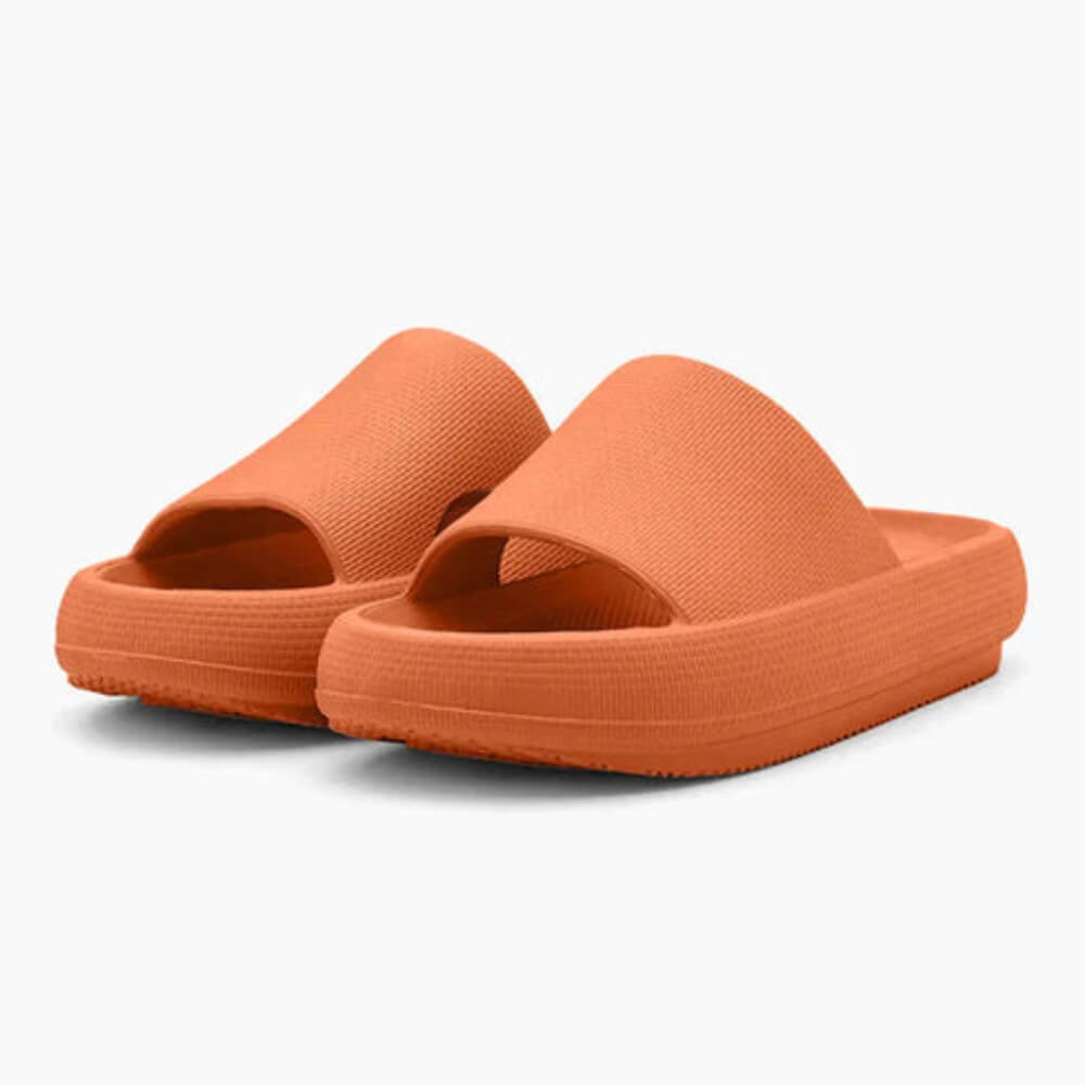 Orangefarbene CloudSteps Slipper – orthopädische Slipper mit Anti-Rutsch-Sohle und extra Polsterung.
