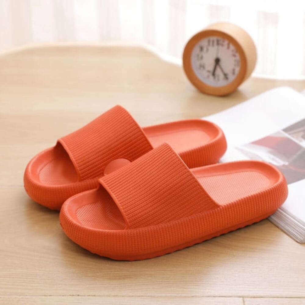 Weiche, orangefarbene CloudSteps Hausschuhe – ideal für Zuhause, rutschfest und leicht zu tragen.
