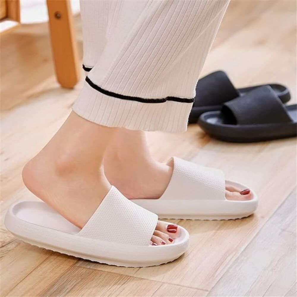 Bequeme, weiße CloudSteps Slipper für Damen – ideal für drinnen und Freizeit.
