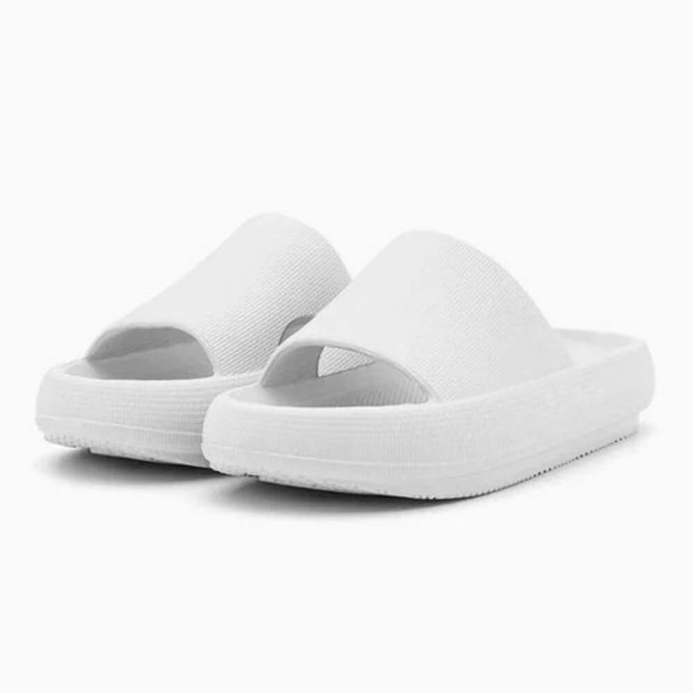 Weiße CloudSteps Hausschuhe – ultraweiche Slipper mit orthopädischer Unterstützung.