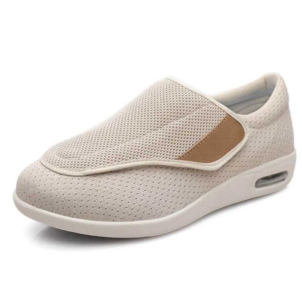 Beige Schuhe mit atmungsaktivem Mesh und elastischem Klettverschluss, für unkompliziertes An- und Ausziehen.