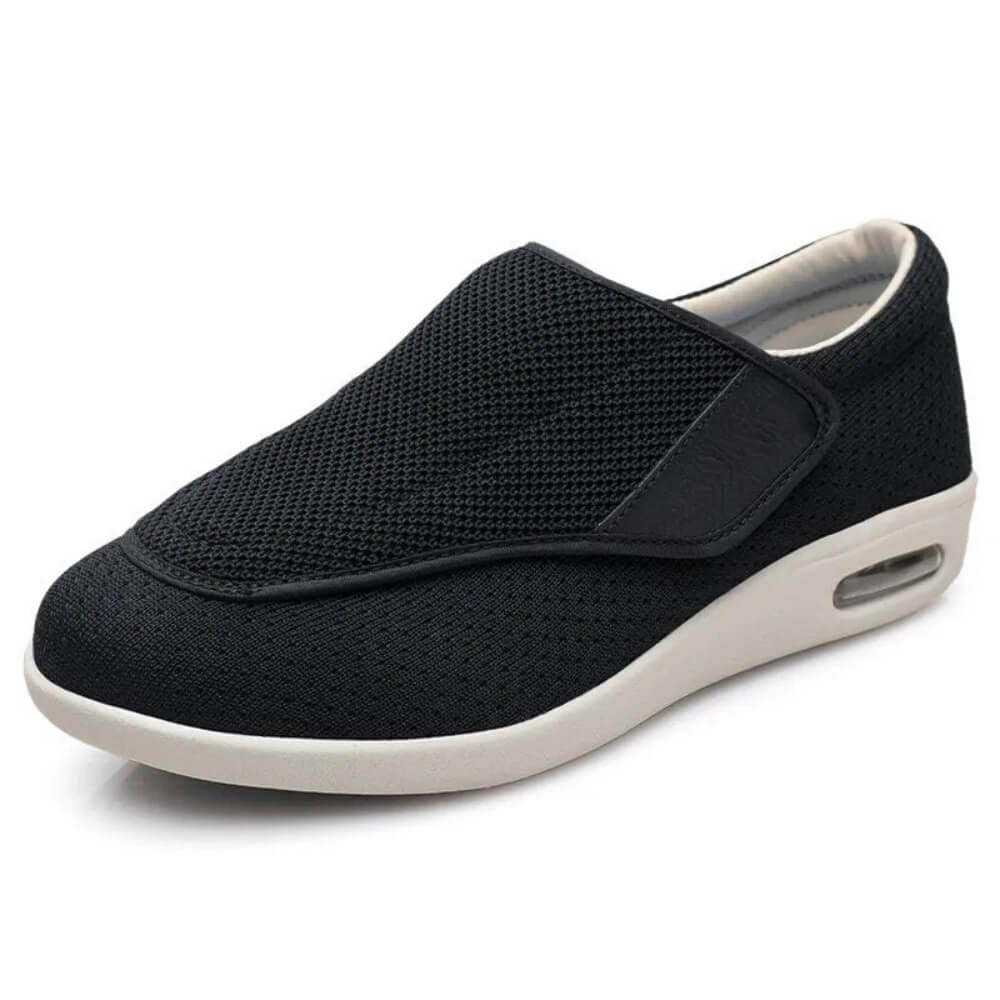 Schwarze Schuhe mit atmungsaktivem Mesh und elastischem Klettverschluss, bequem und leicht.