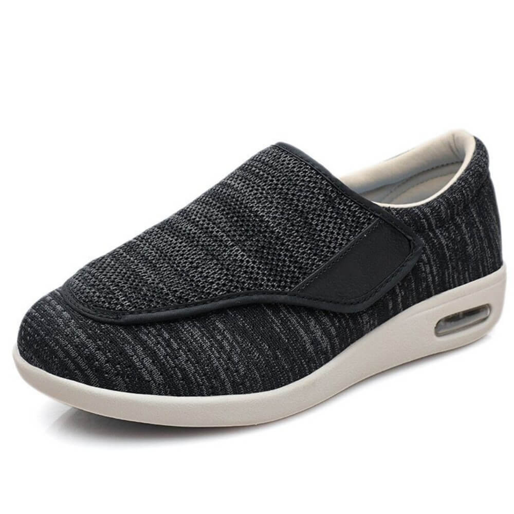 Schwarze und graue Schuhe mit Mesh-Obermaterial und elastischem Klettverschluss für optimalen Tragekomfort.