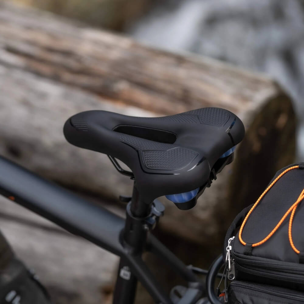 Hochwertiger Fahrradsattel mit Gel-Stoßdämpfung montiert auf Fahrrad – ideal für Outdoor-Fahrten.