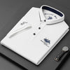 Weißes Polo-Shirt mit dezenten blauen Akzenten und edler Stickerei.