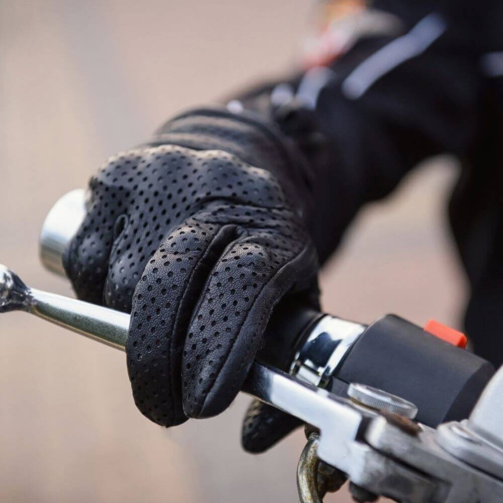 Schwarze Sport-Kompressionsbandage von GripStark – Ideal bei Handgelenksschmerzen und Verspannungen