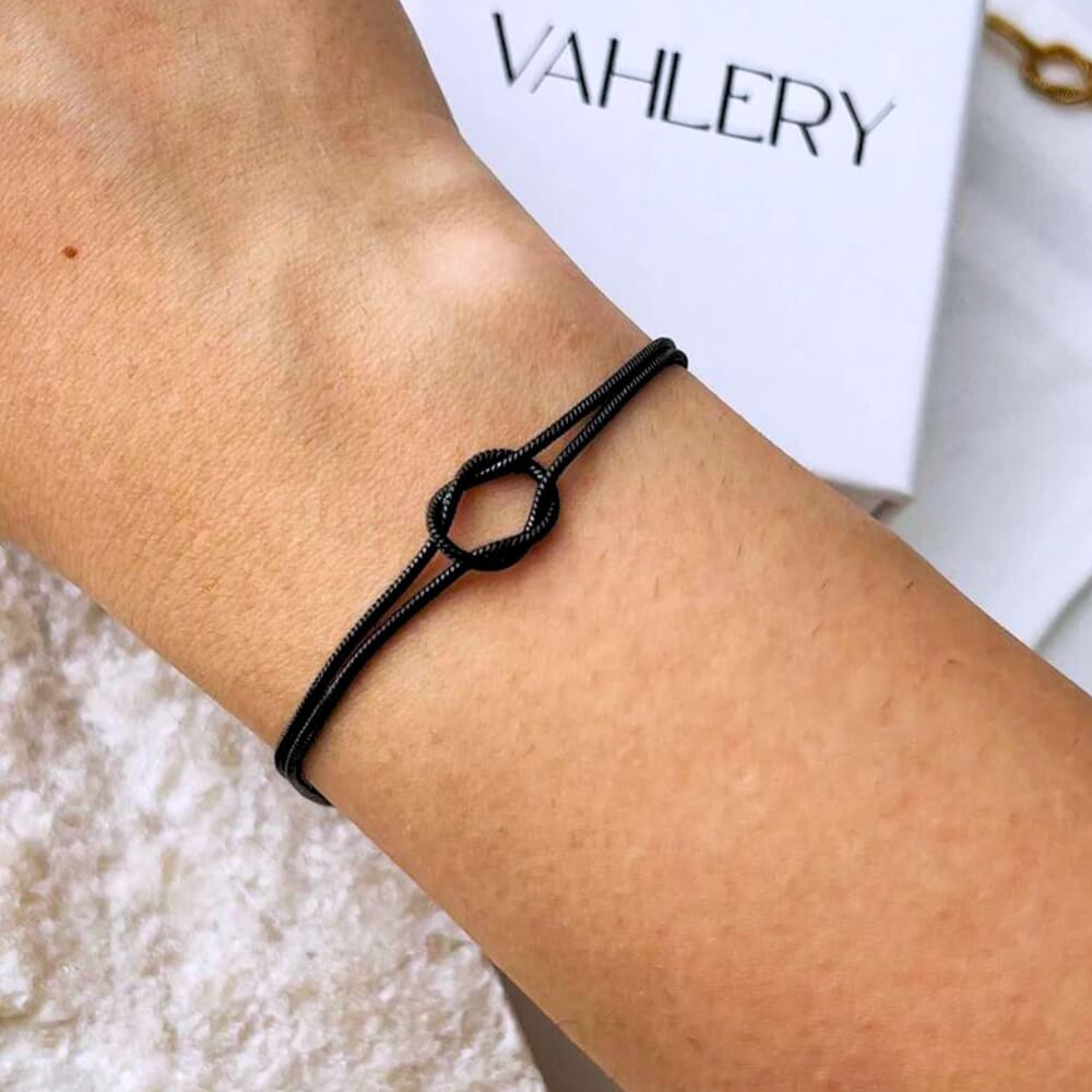 Schwarzes Infinity-Knoten-Armband – Zeitloses Design für Männer und Frauen, perfekt für den Alltag.