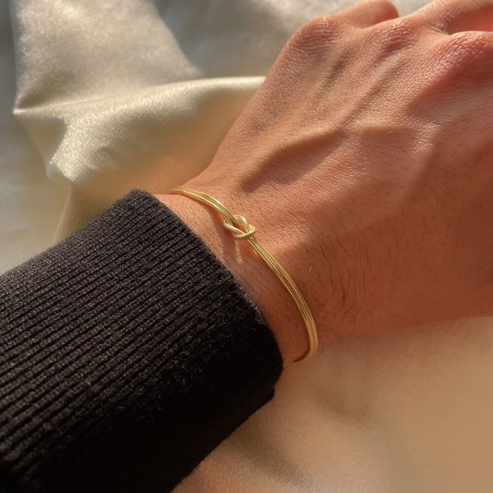 Elegantes Infinity-Knoten-Armband in Gold – Minimalistisches Schmuckstück für Damen und Herren.