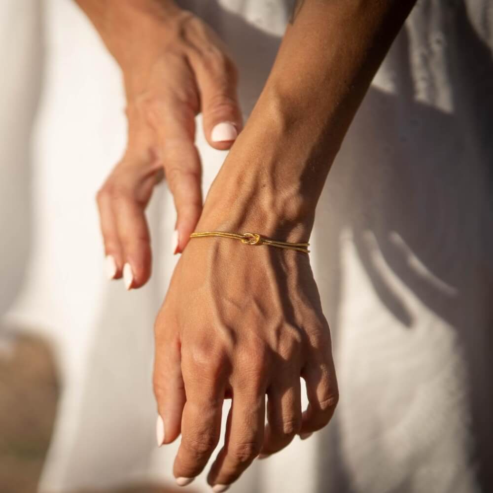 Goldenes Infinity-Knoten-Armband für Damen – Fein gearbeiteter Schmuck für ein edles Erscheinungsbild.