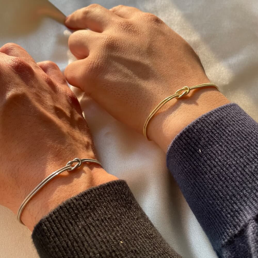 Gold- und silberfarbene Knotenarmbänder – Perfekt als Freundschafts- oder Partnerarmband.