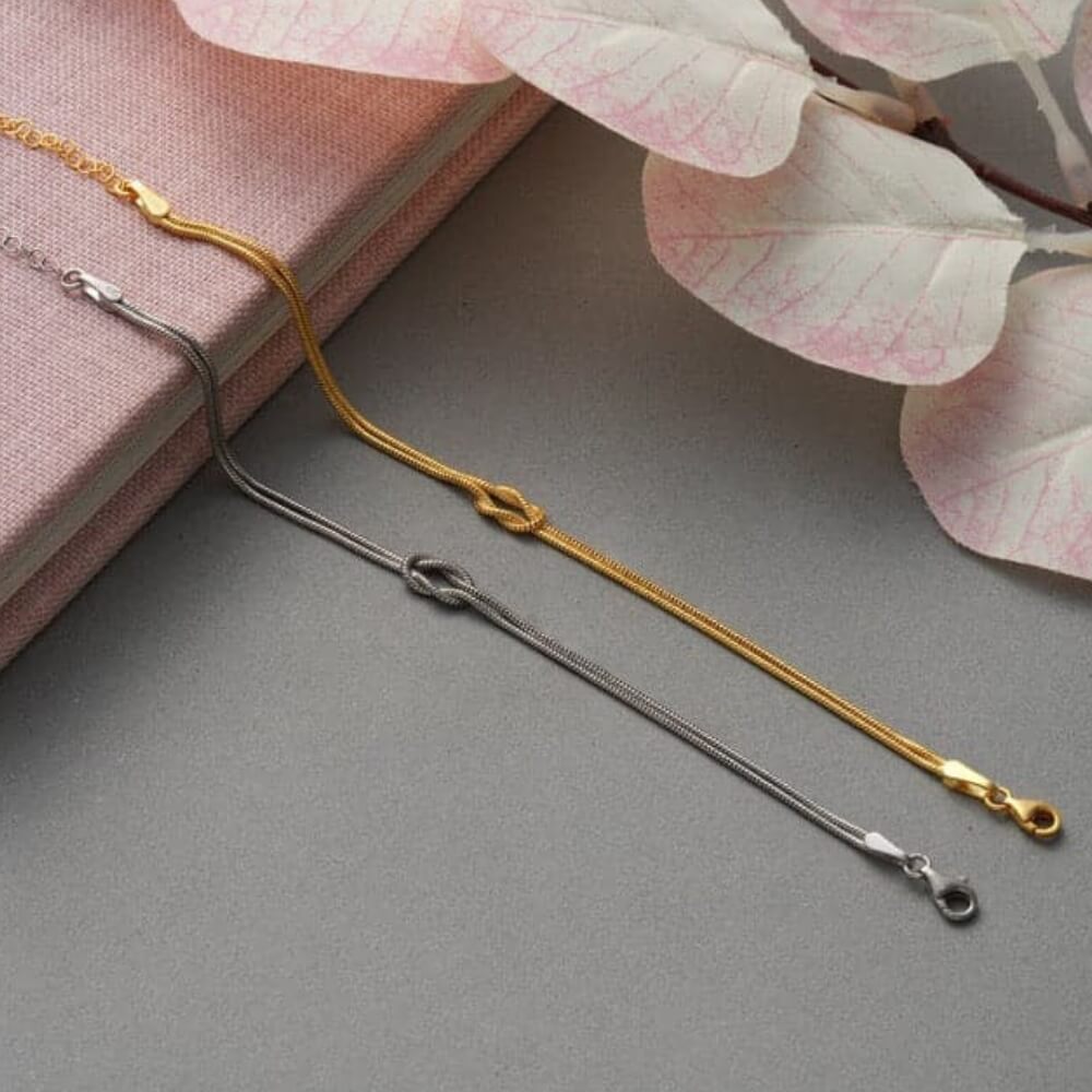 Gold- und silberfarbene Infinity-Knoten-Armbänder mit verstellbarem Verschluss – Stilvolles Schmuckstück für Damen und Herren.