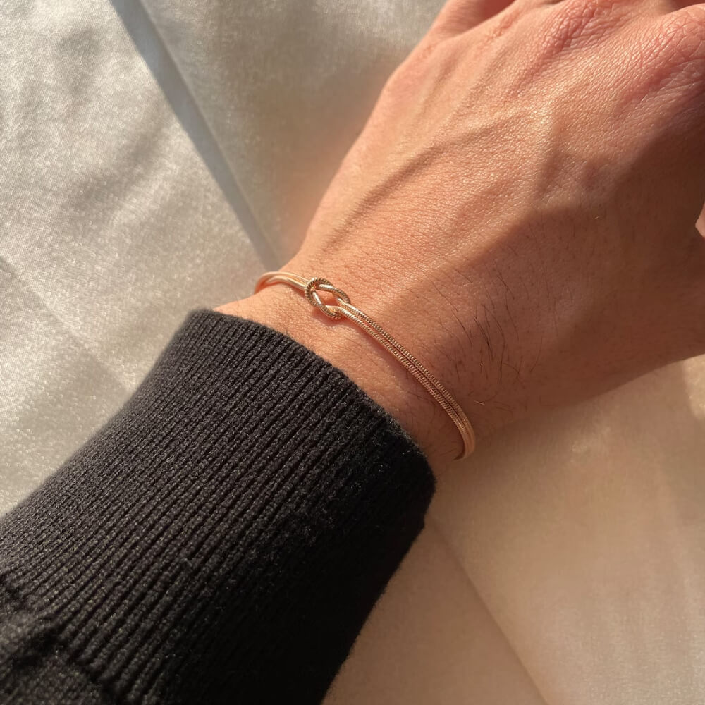 Roségoldenes Infinity-Knoten-Armband – Feminin und elegant, perfekt als Geschenk für Frauen.