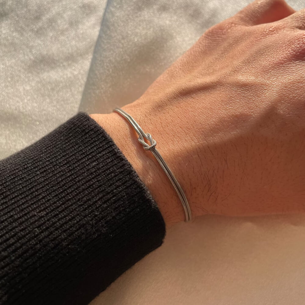 Silbernes Infinity-Knoten-Armband – Zeitloser Schmuck für Damen und Herren mit schlichtem, edlem Design.