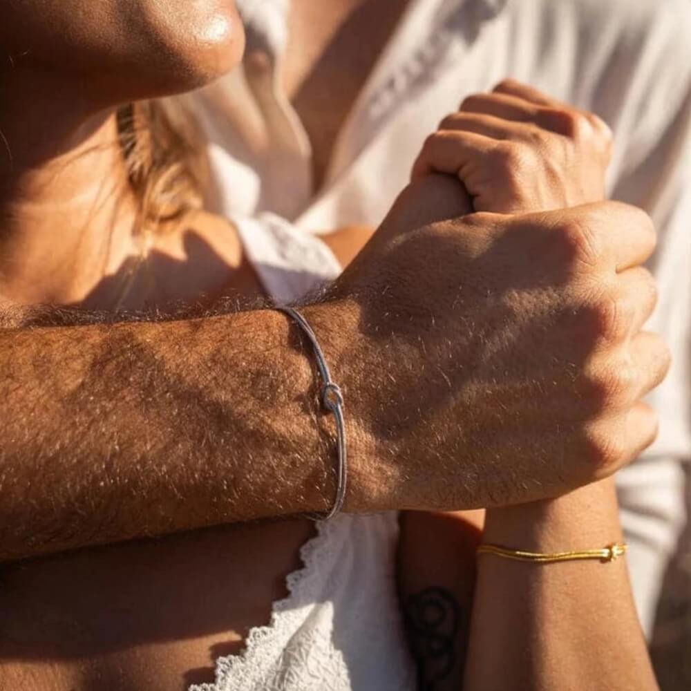 Hochwertiges Silberarmband mit Infinity-Knoten – Minimalistisches Accessoire für stilbewusste Träger