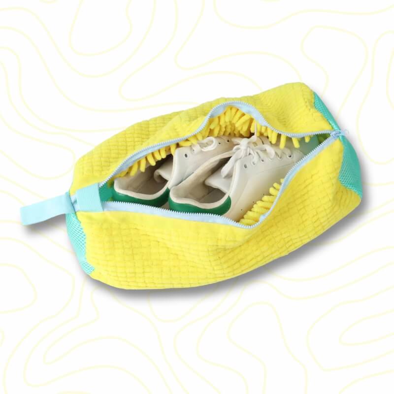 KickFresh Schuhwäschesack mit Schuhen, zeigt die Schuhe in gelb-blauem Wäschesack.