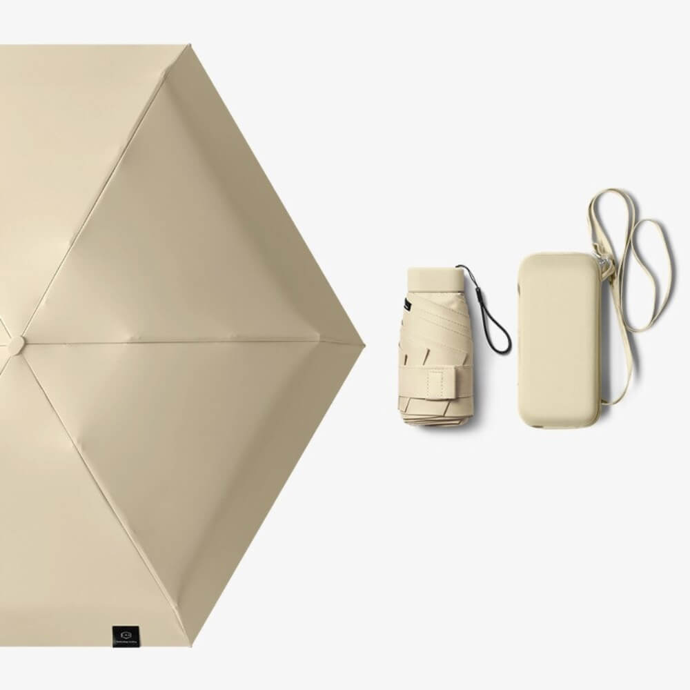 Khakifarbener, faltbarer Regenschirm mit stilvollem Design und robuster Hülle.