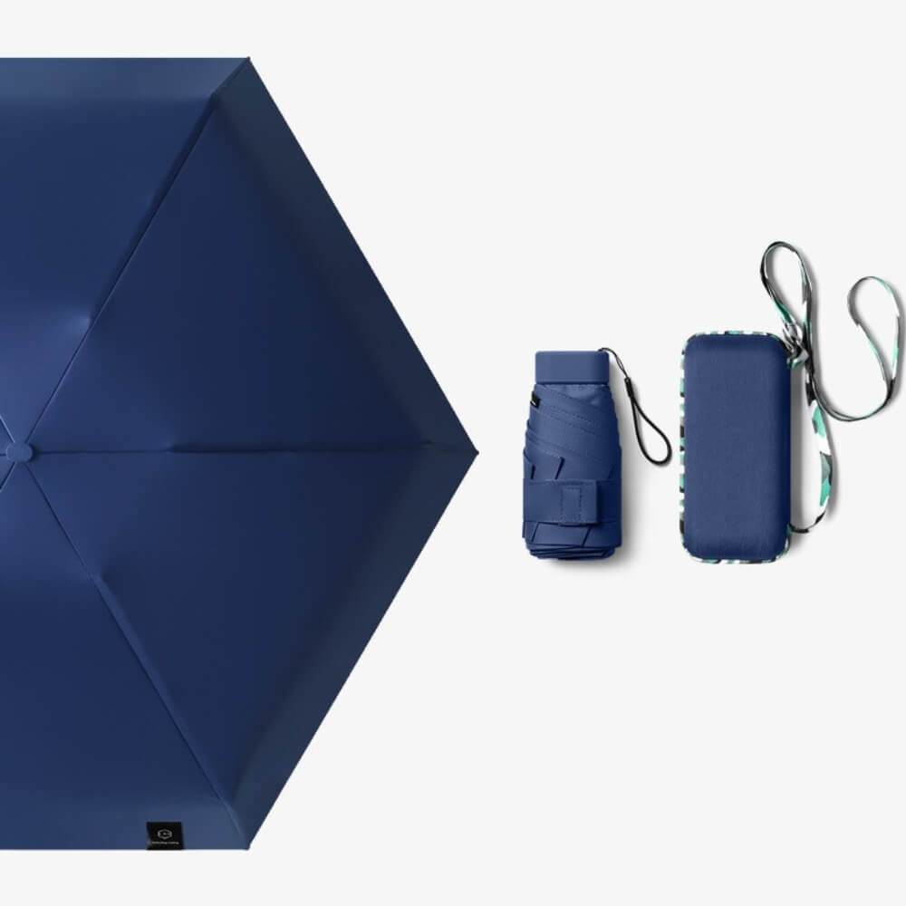 Reisefreundlicher Regenschirm in Marineblau – wasserfest mit robuster Konstruktion.